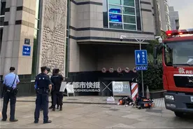 杭州市中心一地下车库今天下午一辆新能源汽车充电时突然起火！车主：起火前有“砰砰砰”的声音图片