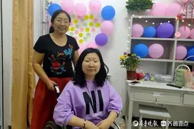 来了！带着妈妈上大学！烟台“轮椅女孩”青大报到住进单间图片