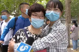 父母恩重！爸爸连续三个月背骨折女儿上学，女儿如今收到山大录取通知书图片