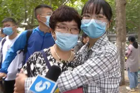 父母恩重！爸爸连续三个月背骨折女儿上学，女儿如今收到山大录取通知书图片
