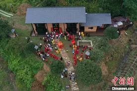 航拍江西铜鼓山村客家传统婚礼图片