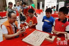 河北“木头达人”收集制作200多款木质古典益智玩具图片