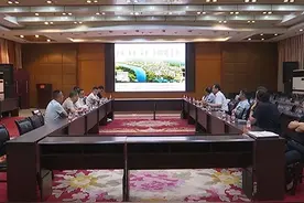 香港铜锣湾集团副总裁周顺利一行到我县考察并洽谈投资合作事宜图片