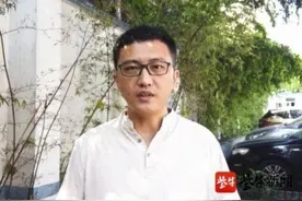 小伙陪父亲看病，等检查报告间隙下河救了个人图片