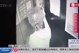 这是往电梯按键上抹什么啊？监控拍下这一幕，小区业主群里炸锅！当事人现身图片