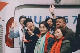 子弟兵所到之处，人民群众的敬礼太煽情了图片