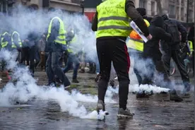 法国日增确诊病例超万例“黄马甲”顶风游行256人被捕图片