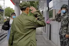 泪目！七旬老兵穿军装送孙女大学报到 与卫兵互敬军礼视频封面