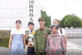 七旬老兵穿军装送孙女报到，与哨兵互相敬礼！网友：精神传承图片