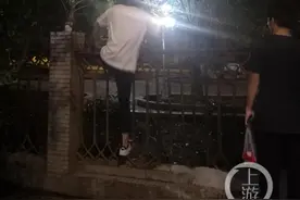 出入校门需要证件，重邮学生排队翻墙？学校：将通知保卫处进行处置图片