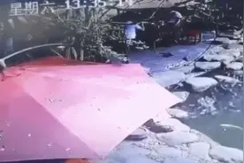 正能量！前国脚韩鹏快速下水救人获点赞图片