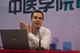 服贸故事讲述人：来中国十年，哥伦比亚小伙儿成了中医博士生图片