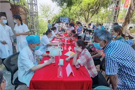 中医专家免费把脉看病，南宁数十名老人获益图片