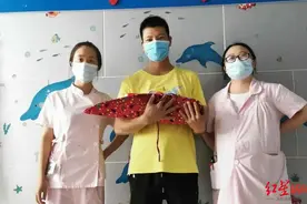 生命奇迹！“巴掌大”早产儿住院一月后出院，曾一周被下5份病危通知书图片