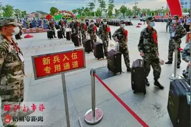 少年，好样的！1200多名新兵奔赴军营，大学毕业生占80%图片