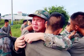 当了十年兵，这样的退伍仪式我第一次遇见图片