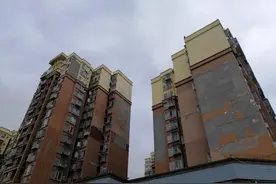 小区多栋高层住宅外墙墙皮脱落引业主担忧 物业：被大风吹落，正开展维修图片