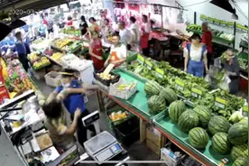 女摊贩被城管追打时割伤对方！警方通报系正当防卫，城管被拘图片