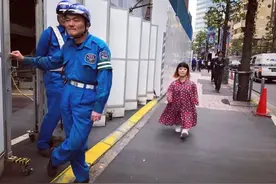 身高只有1.24m的侏儒女，却成了东京某夜店的最人气舞女，你不努力谁替你坚强？图片