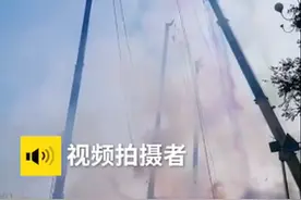 新郎出车？婚礼现场6台吊车放鞭炮每挂响七八分钟，网友疑惑图片