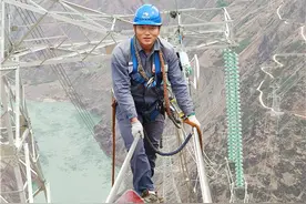 90后电力“蜘蛛侠”百米高空忙走线 脚踏实地勤学习图片