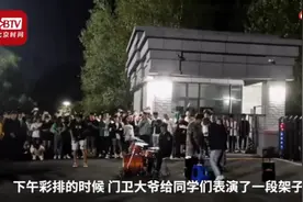 门卫大爷校门口打架子鼓走红，网友：没点才艺啥工作都不好干啊图片