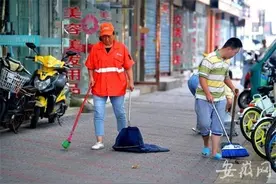 陪妈妈一起上班 蚌埠这位环卫女工带着孩子工作图片