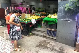 女摊主持刀割伤城管！警方通报：正当防卫图片