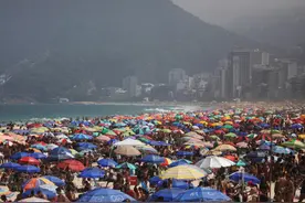 炎热周末 巴西多地民众不顾禁令海边聚集图片