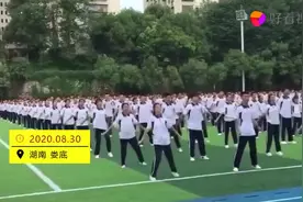 满屏青春！高中生跳《你笑起来真好看》航拍超壮观图片