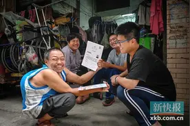 曾在街头乞讨的00后男生大学报到！父亲这句话令人瞬间泪崩图片