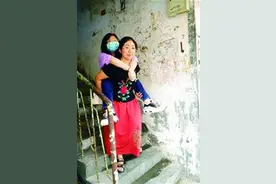“背读妈妈”和女儿被青岛爱心包围图片