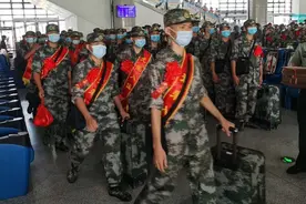 玉林市2000余名 新兵分批奔赴军营图片