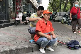 蚌埠：儿子患有唐氏综合征 环卫工妈妈每天带着他一起上班图片