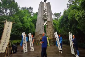 社会各界到空军抗战纪念园祭奠80年前璧山“9.13”空战烈士图片