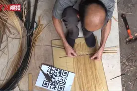 火到海外！老手艺人能用竹篾编二维码，快打开手机扫一扫图片