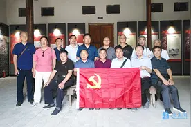 沭阳：老党员看花乡图片