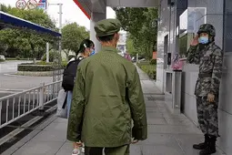 穿上旧军装 七旬老兵送孙女上国防科技大学视频封面