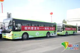 高校迎新开通校内摆渡车 将新生及其行李直接送到宿舍楼下图片