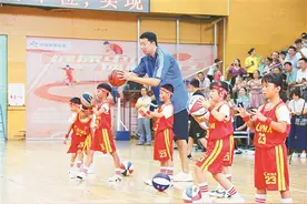 王治郅来了！与马山青少年互动掀起篮球旋风图片