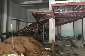 广东阳江某商铺楼板坍塌，一工人被埋压昏迷，消防救出送医图片