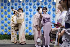 实拍日本浅草寺景区 女孩穿浴衣合影图片