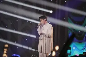 《TOP荣耀时刻》首播 隔壁老樊再现原创歌曲图片