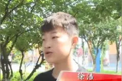 兄弟齐心！女子骑车坠河，两名高二男生“教科书式”救人图片