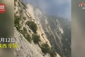 环卫工人华山陡坡捡垃圾 文明旅游从不扔垃圾做起视频封面