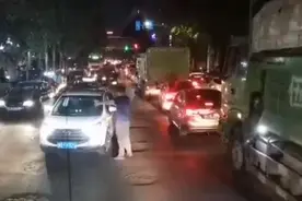 61秒 | 滕州消防出警遇上晚高峰 热心市民冲上道路疏导交通视频封面