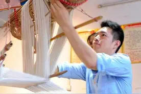 壮族汉子当“织郎”图片