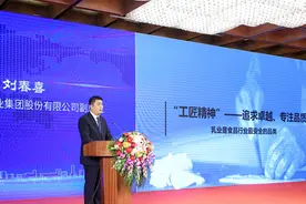 一杯伊利的牛奶里，盛满了中国乳业精神图片