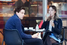 太甜了！罗南和劳登携爱犬出街 神仙情侣这样约会图片