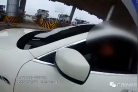 警察拦下一辆玛莎拉蒂后发现有些不对劲，这时司机开始飙起了演技……图片